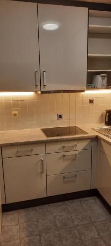Dapur, Cozy apartment with sea view and parking place in Bredene