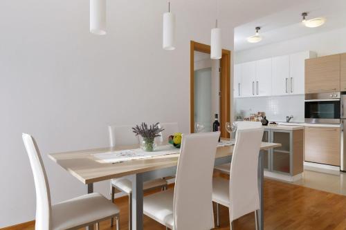 Apartment Marija - free parking - image 8