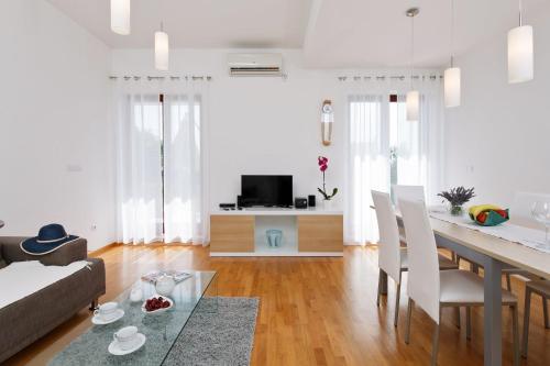 Apartment Marija - free parking - image 2