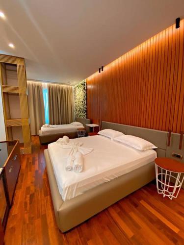 1 double bed, 1 twin bed