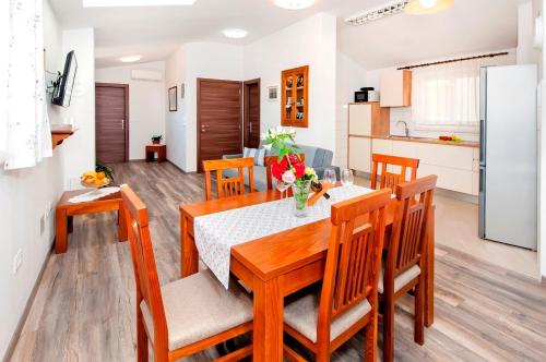Apartments by the sea Rovinj - 17935 - image 7
