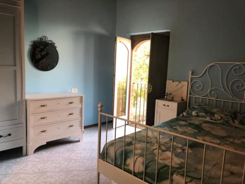 Casetta in piazza nel paese dei ciliegi