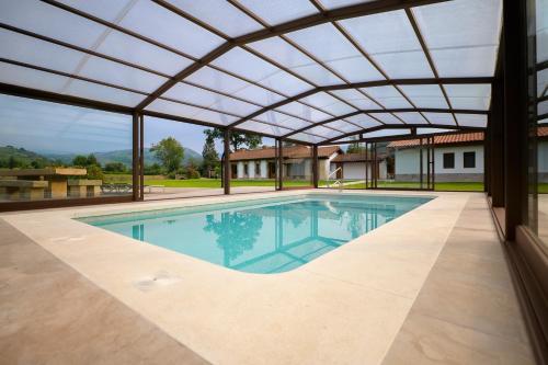 Photo - Piscina en Casa Rural con Encanto El Puentuco una de las casas mas valoradas de Cantabria