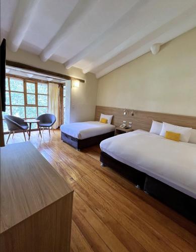 1 queen bed, 1 twin bed