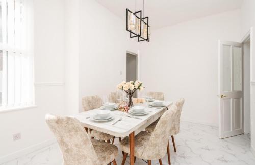 Liverpool Luxe Retreat 3 Bedroom House Next to Everton Stadium