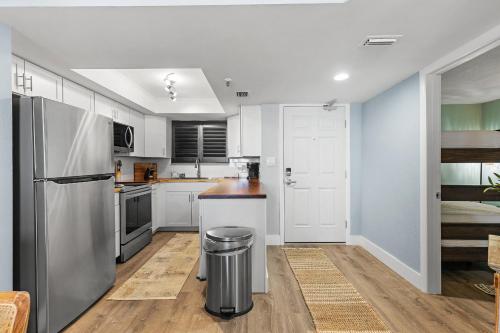 Oceanfront Condo at Oceania Beach Club - Pool, Balcony, Sleeps 4, Walk to Flagler Ave! in New Smyrna Beach, USA