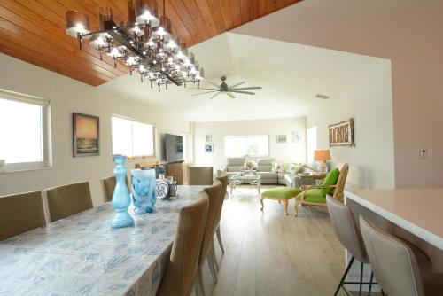 Beautiful Canal front Home with Above Ground Pool, Dock and Fish Station home in Key Largo, USA