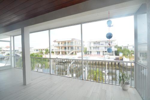 Beautiful Canal front Home with Above Ground Pool, Dock and Fish Station home in Key Largo, USA