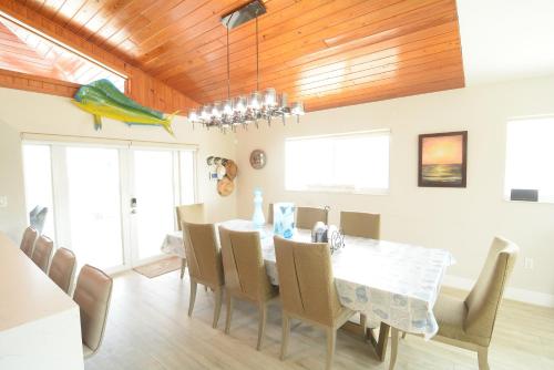 Beautiful Canal front Home with Above Ground Pool, Dock and Fish Station home in Key Largo, USA