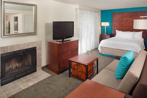 Queen Studio with Fireplace room in Residence Inn by Marriott Seattle South/Tukwila