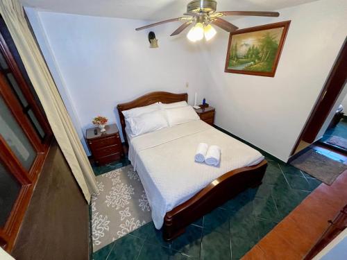 1 queen bed, 1 twin bed
