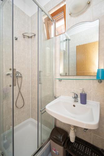 Apartment Veli Rat 438b - image 7