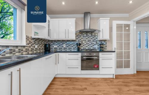 ห้องครัว, Muirton House 2 - INVOICE and REDUCED PRICE only via SUNRISE SHORT LETS DUNDEE, SLEEPS 8 has 4 Twin  in โลชี