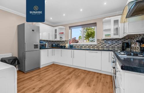 ห้องครัว, Muirton House 2 - INVOICE and REDUCED PRICE only via SUNRISE SHORT LETS DUNDEE, SLEEPS 8 has 4 Twin  in โลชี