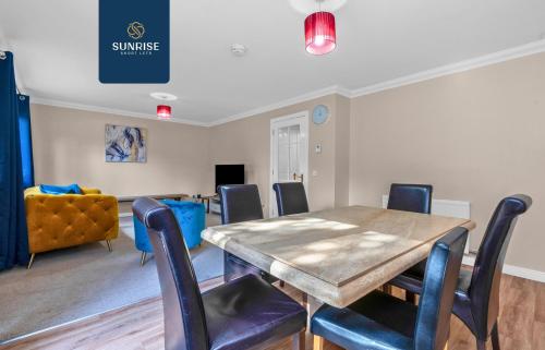 บริการและสิ่งอำนวยความสะดวก, Muirton House 2 - INVOICE and REDUCED PRICE only via SUNRISE SHORT LETS DUNDEE, SLEEPS 8 has 4 Twin  in โลชี