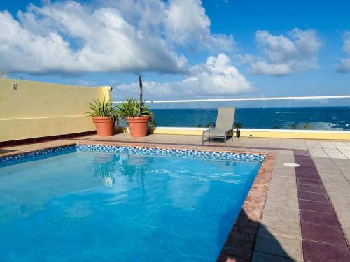 Beachside famous resort, pool, night life,full AC