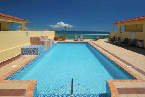 Beachside famous resort, pool, night life,full AC