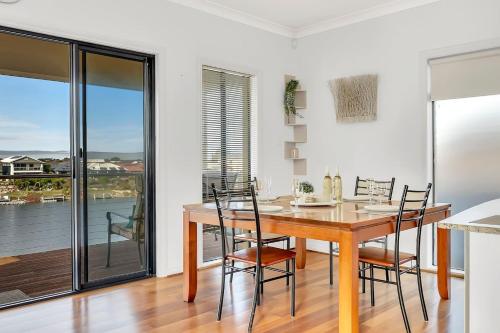 المرافق, Lazy Lodge on Blanche - A Family Escape on the River in Hindmarsh Island