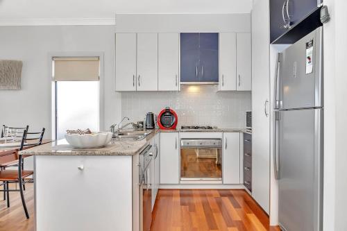 مطبخ, Lazy Lodge on Blanche - A Family Escape on the River in Hindmarsh Island