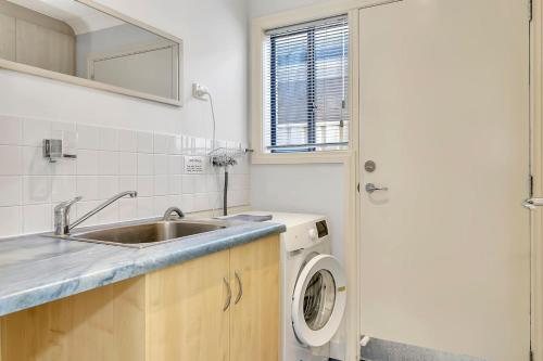 Lazy Lodge on Blanche - A Family Escape on the River in Hindmarsh Island