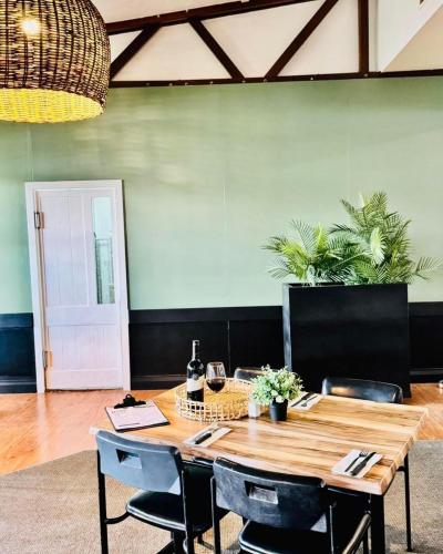 ห้องอาหาร, Queensland Hotel in กูนดิวินดิ