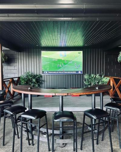 ผับ/เลาจน์, Queensland Hotel in กูนดิวินดิ