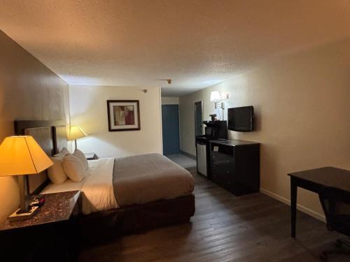 Quality Inn & Suites - image 11
