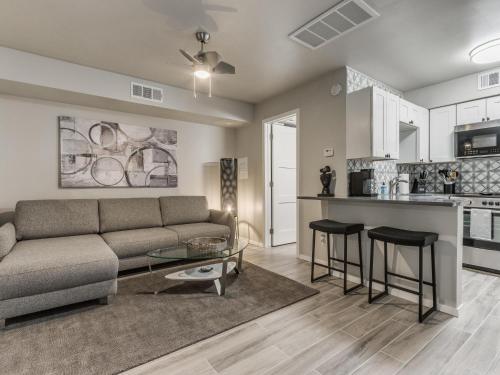 Quiet Modern Heavenly Paradise Love and Balcony Near Lake, Mall, Food, Entertainment! in Oklahoma City, USA