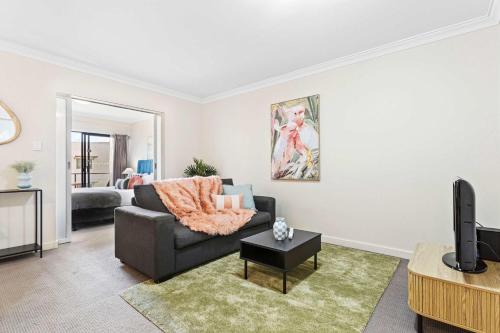 1BR City Edge Pool, Tennis & Free Parking
