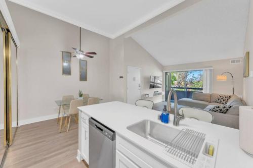 Massive Empress Suite Near Beaches & Downtown in Oceanside, USA