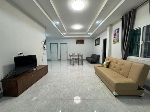 Shared lounge/TV area, Peaceful 3 Bedroom House Easy Access to Chiang Mai near Mae Jo University