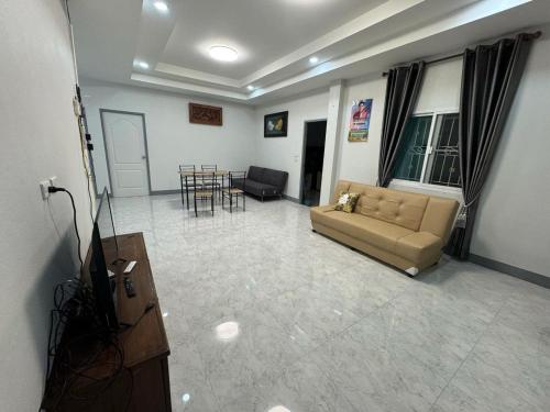 Shared lounge/TV area, Peaceful 3 Bedroom House Easy Access to Chiang Mai near Mae Jo University