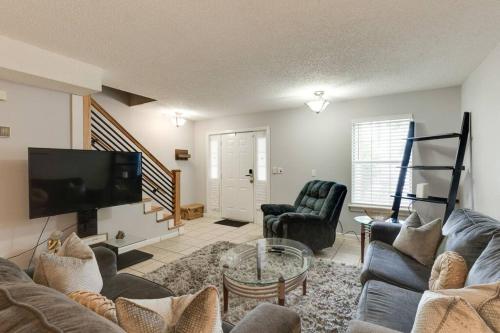 Cozy & Fun Apartment by Broadway, Room for 8!