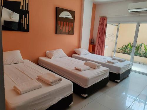 3 twin beds