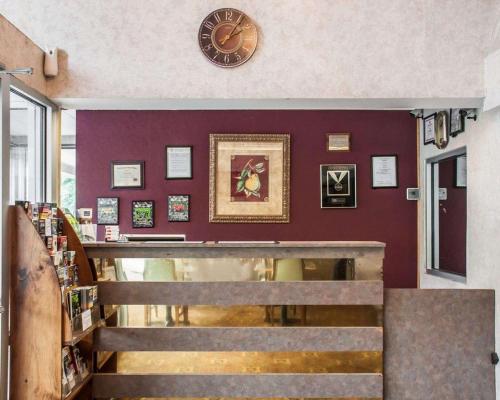 Econo Lodge Elmira - image 6