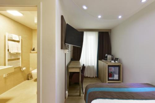 Classic Single Room image 6