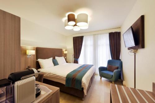 Classic Double Room image 7