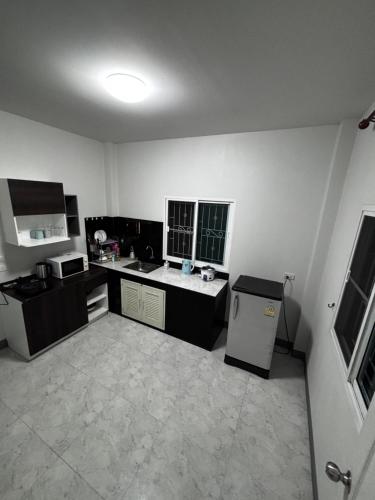 Kitchen, Peaceful 3 Bedroom House Easy Access to Chiang Mai near Mae Jo University