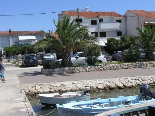 Apartments Ana- next to the sea