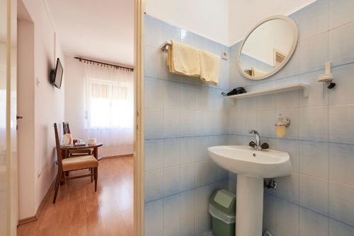 Apartment and Rooms Ivo - image 4