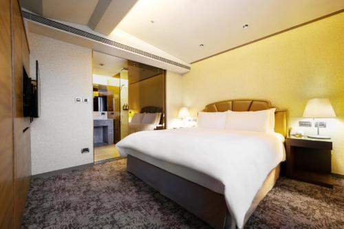 Deluxe Double Room image 3