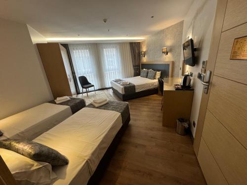 Standard Quadruple Room image 6