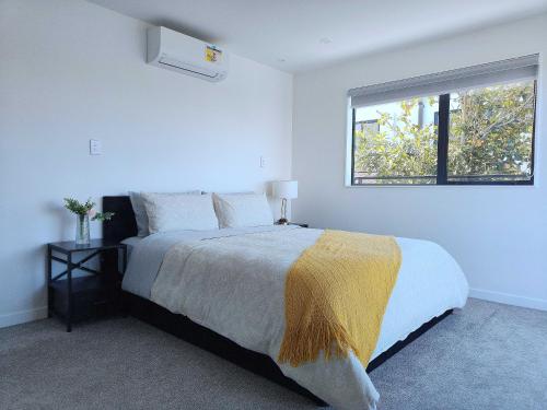 Stylish Family Retreat in Hillcrest Spa 4 Bedroom and Playroom, Auckland (photo 6)