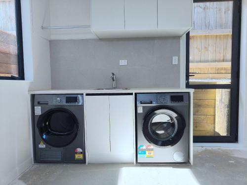 Stylish Family Retreat in Hillcrest Spa 4 Bedroom and Playroom, Auckland (photo 11)
