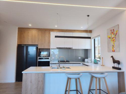 Stylish Family Retreat in Hillcrest Spa 4 Bedroom and Playroom, Auckland (photo 5)