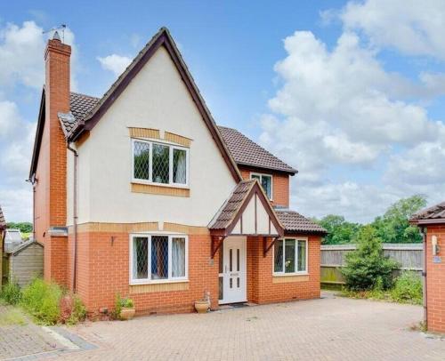 Spacious 4-Bed House with Conservatory and Parking gîte à louer Little Raveley