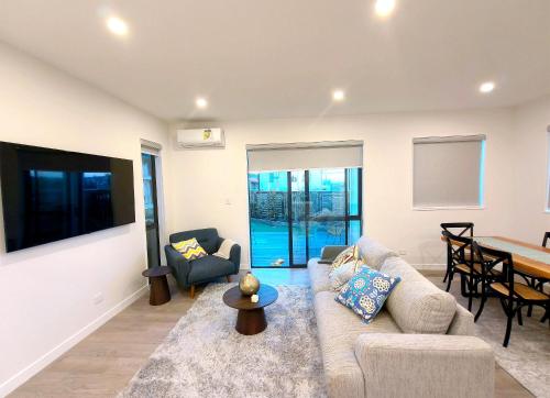 Stylish Family Retreat in Hillcrest Spa 4 Bedroom and Playroom, Auckland (photo 3)
