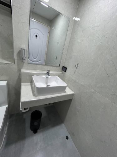 Emiri Hotel - Nana Bangkok Room Type - King Room with Balcony