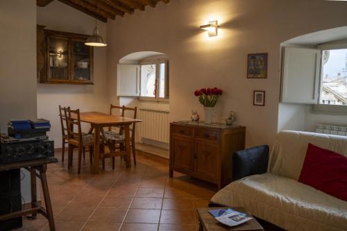 Ospitaci - Via Cairoli