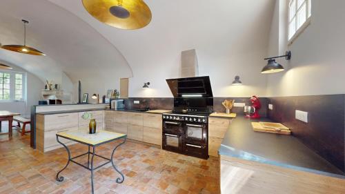 Konyha, Gîte Château du Colombier - Piscine chauffée (Gite Chateau du Colombier - Piscine chauffee) in Mailly-Le-Chateau